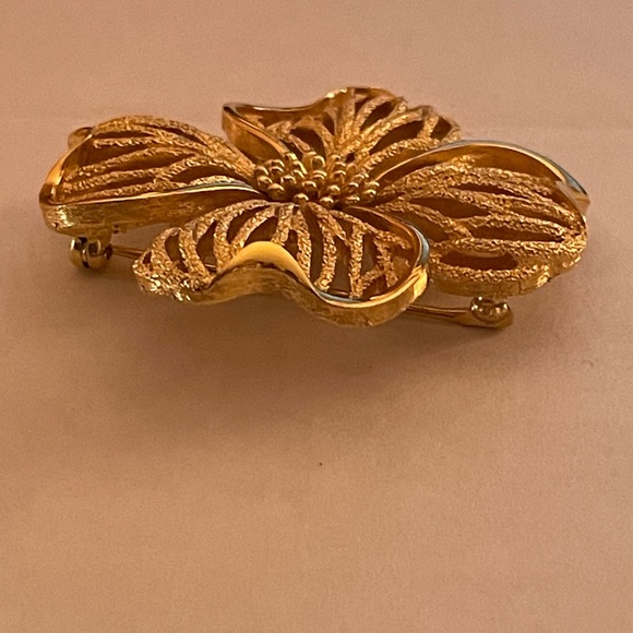 CROWN TRIFARI GOLD TONE TEXTURED FLOWER SIGNED BROOCH/PIN VINTAGE 1950’S - Picture 3 of 6